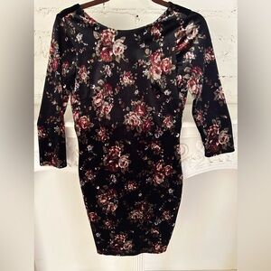 Forever 21 Black Velvet Rose Bodycon Dress
Size: Small
NWT